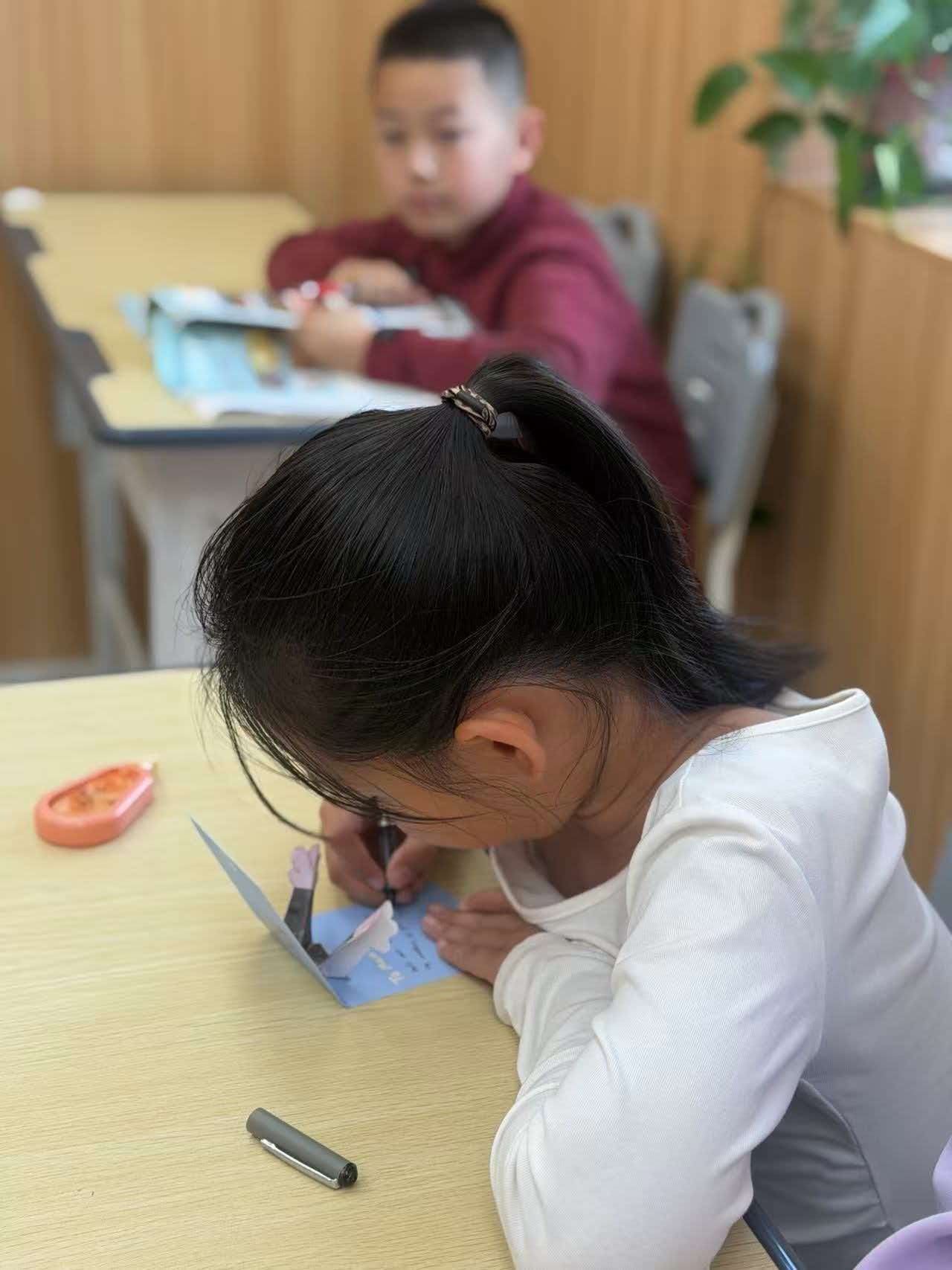 课堂现场 · 认真书写的孩子