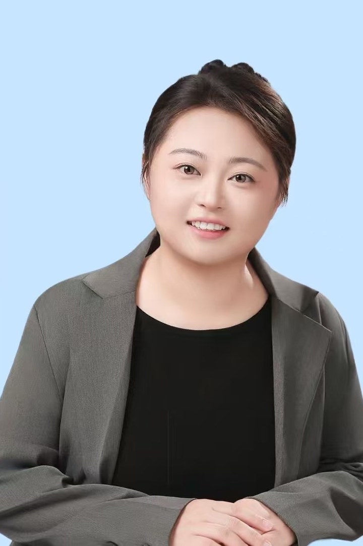 教学主管 Luna