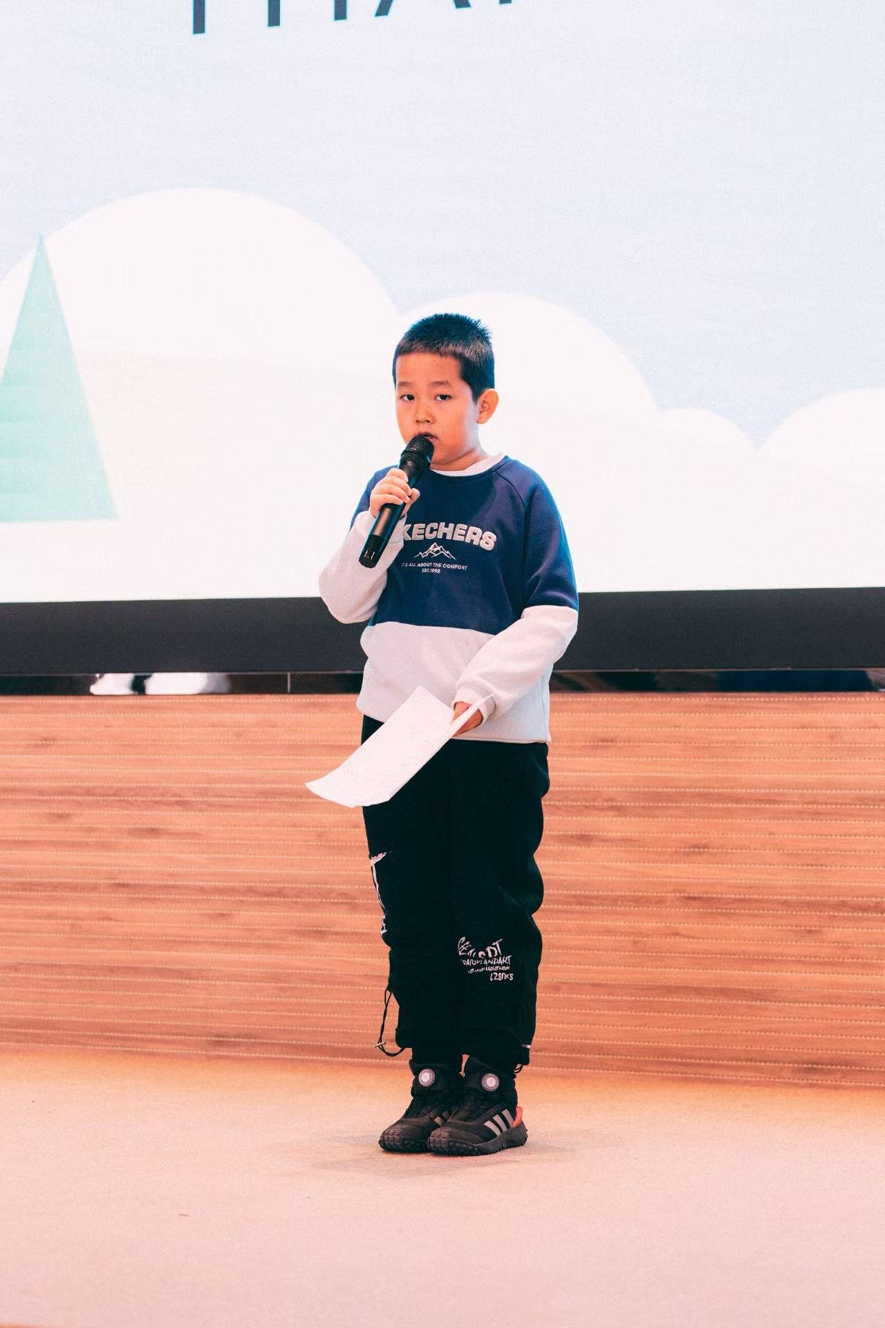 小学员持稿自信开讲